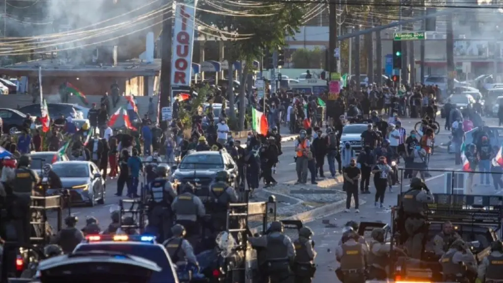 Trump despliega la Guardia Nacional en medio de violentas protestas por redadas contra inmigrantes, X