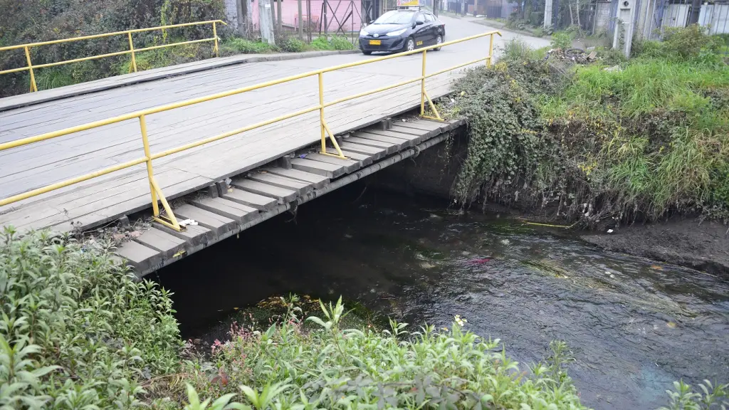 El puente que se encuentra en el acceso al sector, desde Villa Todos los Santos, es lo que más afecta a vecinos de Villa San Francisco., La Tribuna