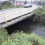 El puente que se encuentra en el acceso al sector, desde Villa Todos los Santos, es lo que más afecta a vecinos de Villa San Francisco., La Tribuna