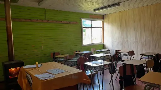 Vuelta a clases en escuela de Villucura: habilitan aulas de emergencia tras el incendio que destruyó las instalaciones