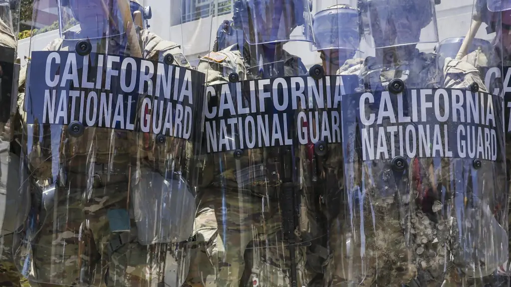 Miembros de la Guardia Nacional de California participan en el control de multitudes durante las protestas contra las redadas de inmigración cerca del edificio federal Edward R,  Roybal en Los Ángeles, California, EE