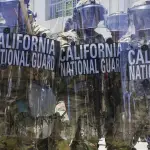 Miembros de la Guardia Nacional de California participan en el control de multitudes durante las protestas contra las redadas de inmigración cerca del edificio federal Edward R,  Roybal en Los Ángeles, California, EE