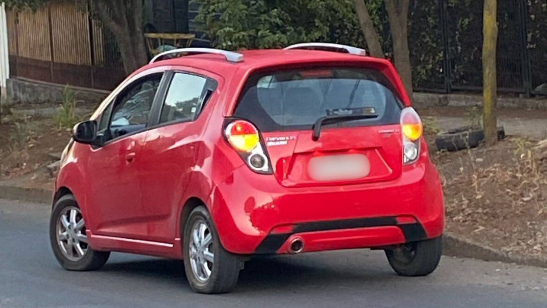 El vehículo Chevrolet Spark que impactó a Torres, durante la mañana de ese 16 de febrero.  / Cedida