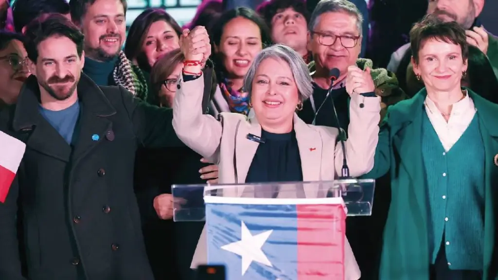 Jeannette Jara celebró su triunfo en las primarias oficialistas con 825 mil 95 votos a nivel nacional, por lo que se consolidó como la candidata presidencial de Unidad por Chile., Elvis González / EFE