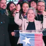 Jeannette Jara celebró su triunfo en las primarias oficialistas con 825 mil 95 votos a nivel nacional, por lo que se consolidó como la candidata presidencial de Unidad por Chile., Elvis González / EFE
