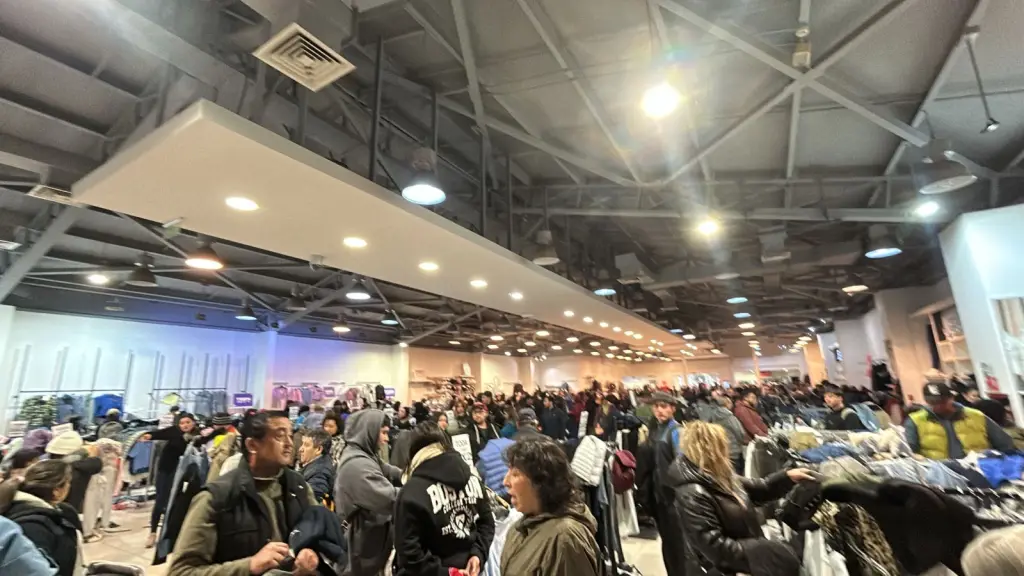 Remate por quiebra de multitienda genera masiva concurrencia en sucursal angelina, Diario La Tribuna