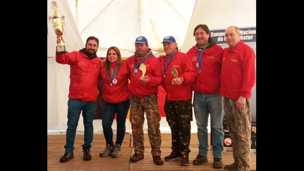 Los integrantes del Club Vicente García, celebrando en Parral, La Tribuna