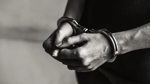 Carabineros detiene a hombre armado en Los Ángeles: Mantenía una orden de arresto vigente