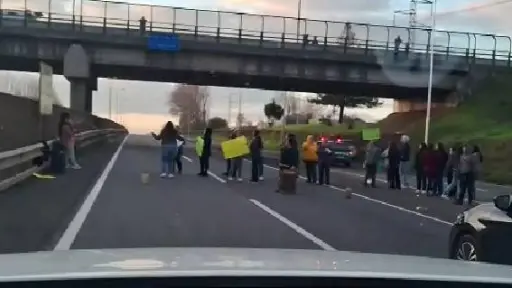 Vecinos de San Carlos de Purén protestan en Ruta 5 Sur por falta de agua potable