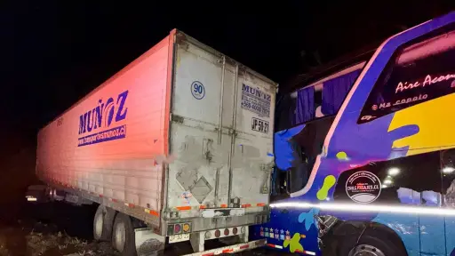 Colisión por alcance entre camión y bus deja cinco lesionados en Los Ángeles
