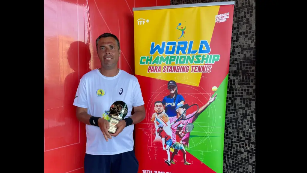 Eduardo Pérez celebra con su trofeo tras coronarse campeón en dobles en el torneo europeo, La Tribuna