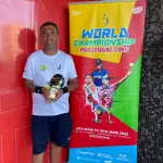 Eduardo Pérez celebra con su trofeo tras coronarse campeón en dobles en el torneo europeo, La Tribuna