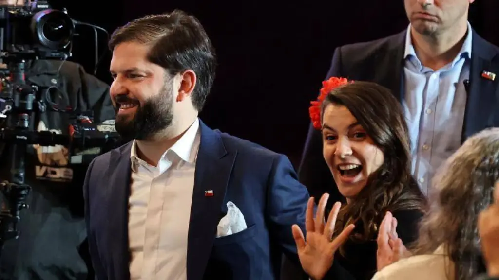 Presidente Boric y su pareja Paula Carrasco a la espera de su hija Violeta, RRSS