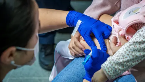 Biobío refuerza protección de menores ante alza del VRS: región supera el 80% de cobertura en lactantes
