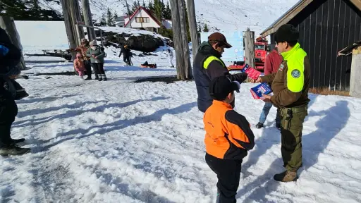 Carabineros efectúa campaña informativa en Parque Nacional Laguna del Laja