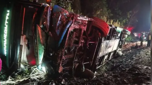 Bus con destino a Valdivia sufre violento volcamiento en Ruta 5 Sur: más de 40 pasajeros a bordo