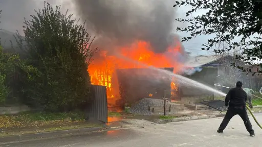 Incendio de vivienda en Yumbel se habría registrado por explosión de vehículo