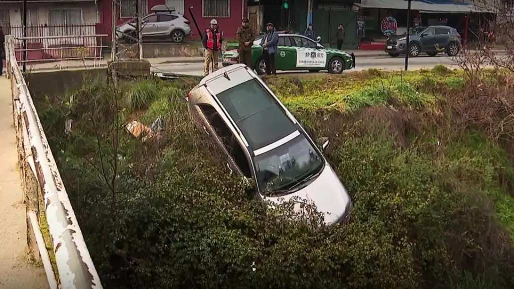 Funcionario de la Armada cayó con su auto desde puente mientras manejaba ebrio en Talcahuano, cedida