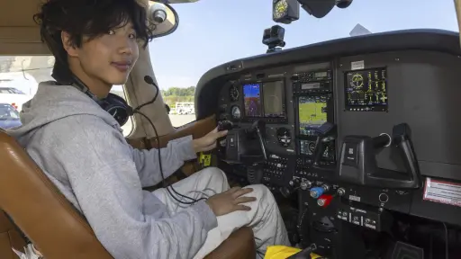 Detienen en la Antártica a joven piloto influencer que vuela por el mundo para reunir fondos contra el cáncer