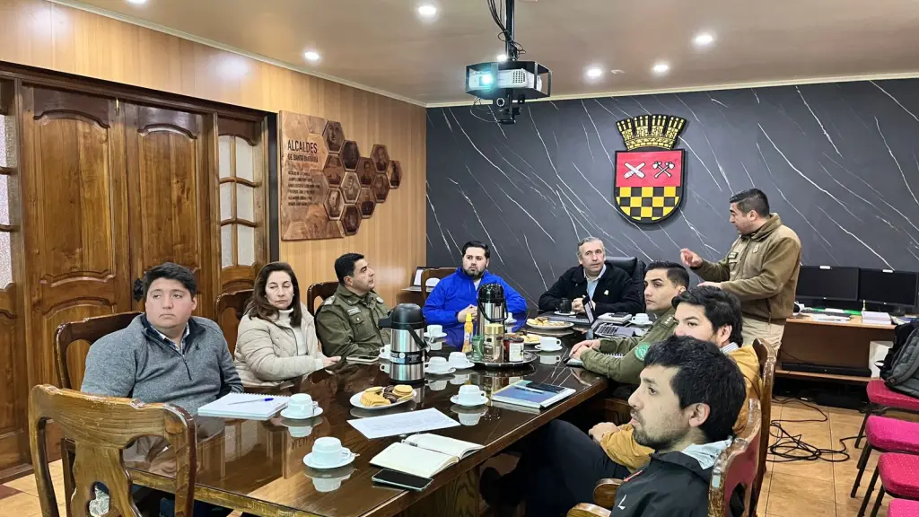 Reunión sostenida entre la comitiva técnica de la Dirección Nacional de Logística de Carabineros, el alcalde de Santa Bárbara y representantes tanto de Carabineros de la comuna como de parlamentarios de la zona., Cedida