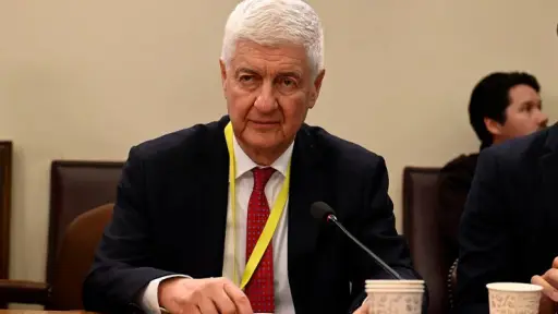 Debe dar un paso al costado: Parlamentarios exigen renuncia del director del SII por no pago de contribuciones