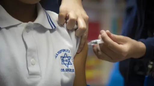 Más de ocho mil estudiantes serán vacunados contra enfermedades como el VPH, difteria y tétanos en Los Ángeles