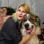 foto de navidad, imagen de navidad, familia de navidad, navidad, perro, perro y niña, perro de la foto de navidad, mascota, animal, foto, familia de perros, familia, celebracion, momentos felices, Pixabay