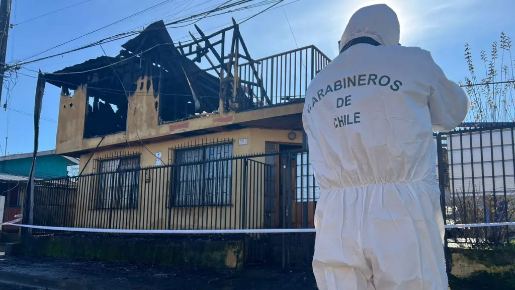 La Fiscalía investiga los delitos de femicidio frustrado e incendio intencional., Carabineros de Chile