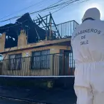 La Fiscalía investiga los delitos de femicidio frustrado e incendio intencional., Carabineros de Chile