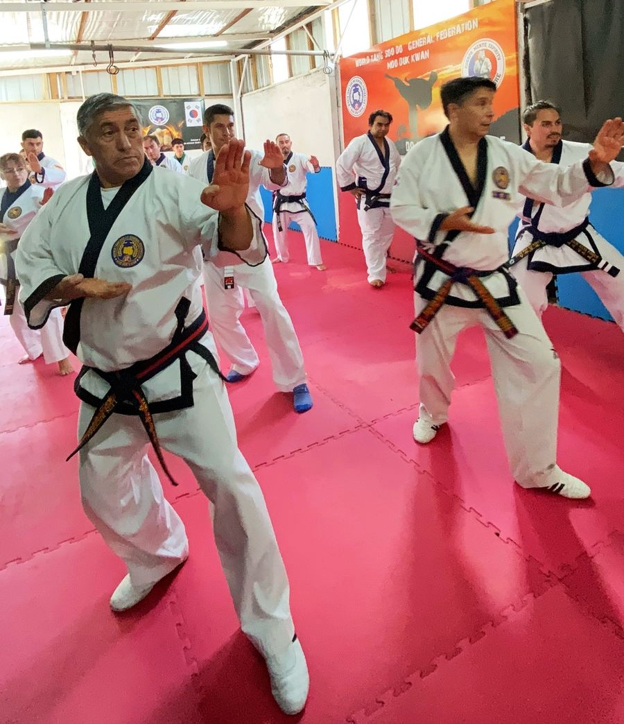 El maestro Luis Andrés Becerra junto a Sebastián Venegas, en una de las tantas clases en el Dojang ‘Clan del Tigre’ que realizó en vida / La Tribuna