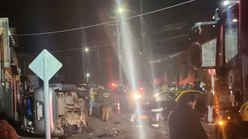 Conductor quedó atrapado en su vehículo tras colisionar con un taxi colectivo en Nacimiento