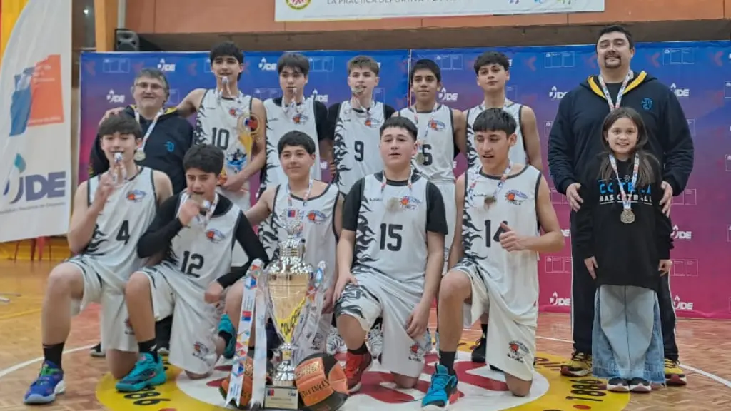 El equipo representativo del Colegio Teresiano de Los Ángeles posa con la copa que los llevará a la final nacional de los Juegos Deportivos Escolares, La Tribuna