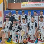 El equipo representativo del Colegio Teresiano de Los Ángeles posa con la copa que los llevará a la final nacional de los Juegos Deportivos Escolares, La Tribuna