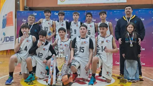 Colegio Teresiano de Los Ángeles hace historia en el básquetbol Sub-14 y se corona campeón regional