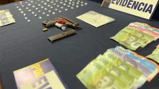 Detienen a dos hombres por microtráfico y tenencia de municiones en operativo en Coronel