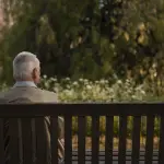 Vivir aislado o sentirse solo puede aumentar en un 26% a 32% el riesgo de muerte prematura en adultos mayores., Freepik