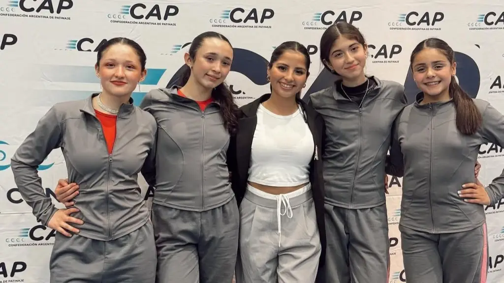 Orgullosas lucen las deportistas del Club de Patinaje Artístico Santa María tras su cometido en Buenos Aires, La Tribuna