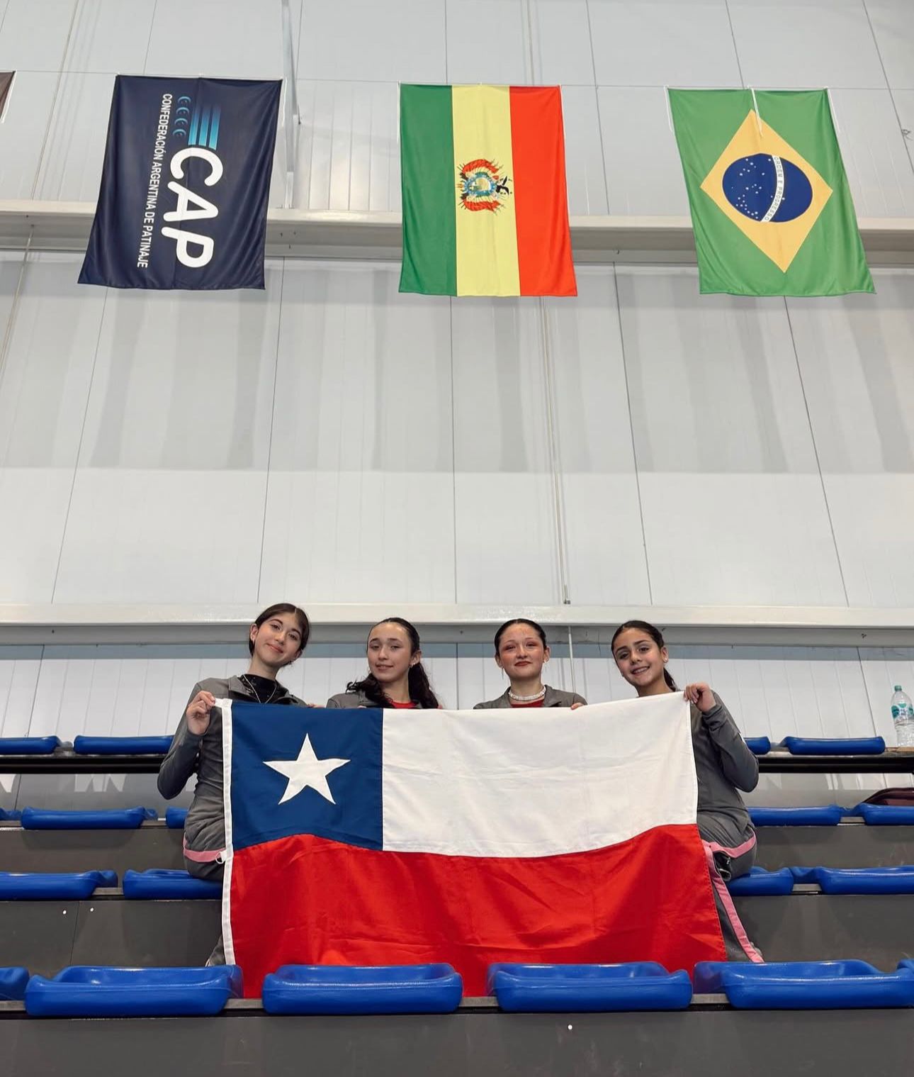 Orgullosas lucen las deportistas del Club de Patinaje Artístico Santa María tras su cometido en Buenos Aires / La Tribuna