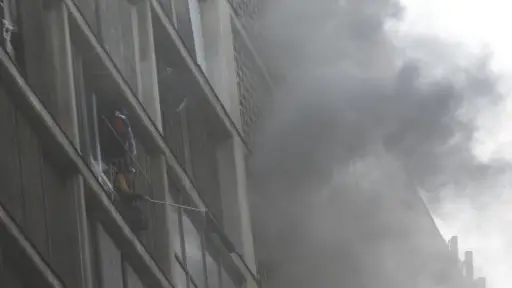 Incendio en el centro de Santiago moviliza a más de 20 compañías de Bomberos: 50 personas fueron rescatadas