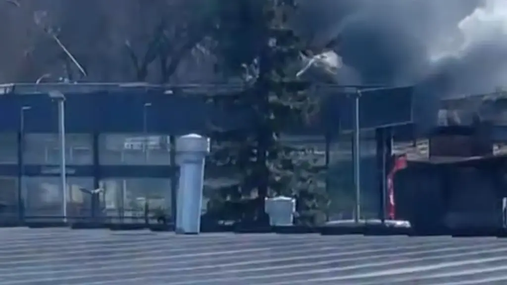 Incendio registrado en calle Urenda, frente a la Laguna Esmeralda., Redes Sociales