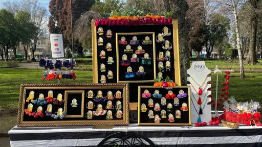 Emprendimiento angelino apuesta por transformar ropa en desuso en accesorios únicos