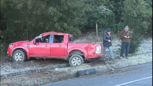 Un volcamiento se registró en el sector del Puente El Piulo en Quilaco