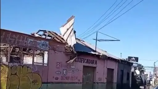 Inmueble en ruinas en sector céntrico de Los Ángeles pone en riesgo a peatones y conductores