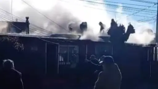 Adulto mayor de 71 años resulta damnificado tras incendio de dos viviendas en Población de Los Ángeles
