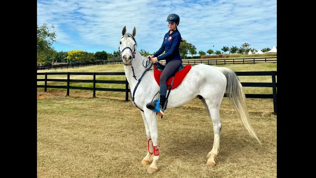 Elisa Ríos García-Huidobro junto a su caballo Sueño, La Tribuna