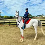 Elisa Ríos García-Huidobro junto a su caballo Sueño, La Tribuna