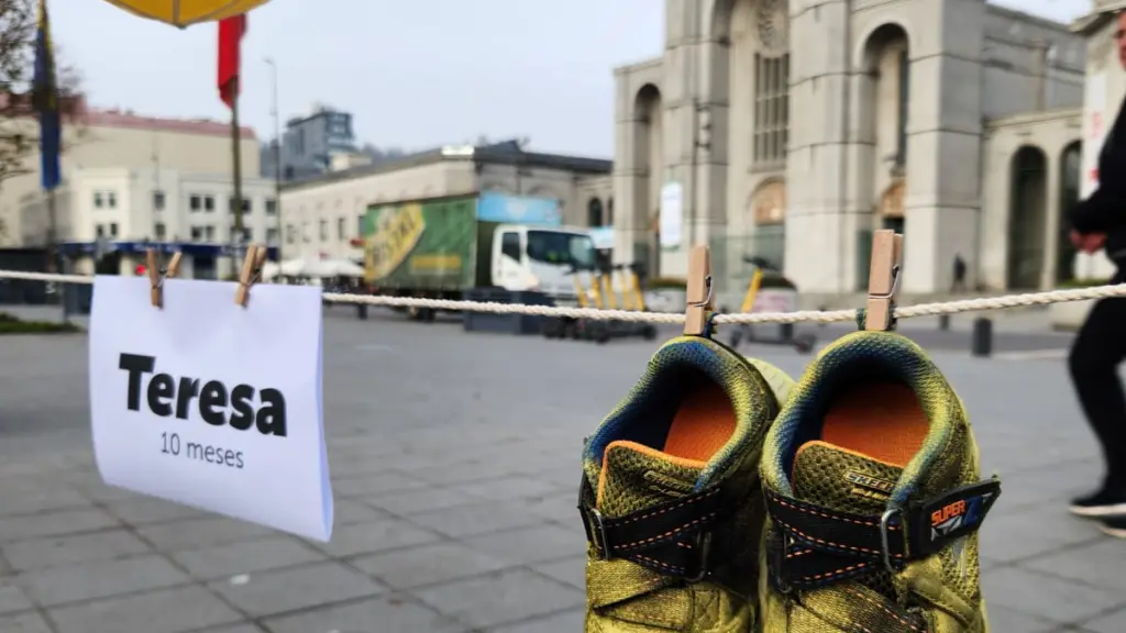 La acción contempla la instalación de un tendedero con ropa de niños y niñas., Cedida