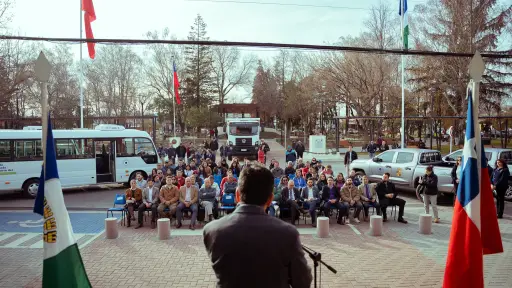 Cabrero inaugura nueva Plaza de Armas y recibe millonaria inversión en vehículos para servicios municipales