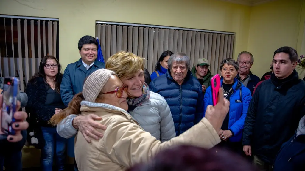 Evelyn Matthei junto a dirigentes rurales durante su gira por La Araucanía, donde destacó el rol del campo en el desarrollo del país., Gentileza