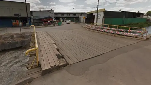 Proyectan mejoramiento del puente Calbuco en la población Domingo Contreras Gómez